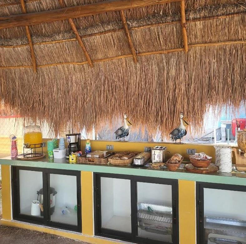 Pelican Inn At Las Dunas Челем Екстер'єр фото